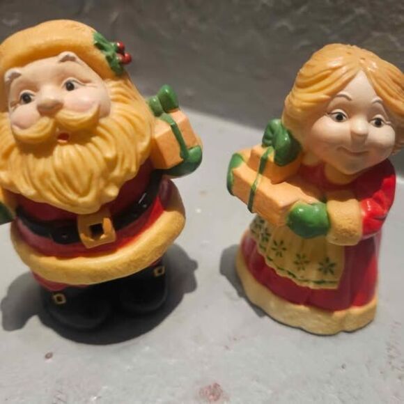Vintage Hallmark Plastic Santa and Mrs Claus Salt and Pepper Shakers - Picture 1 of 5